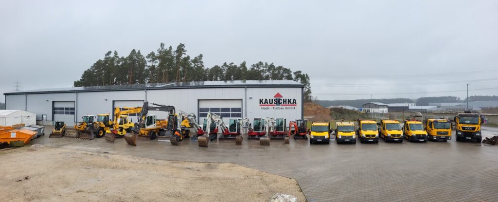 Der Fuhrpark der Kauschka Hoch-Tiefbau GmbH vor der Firmenhalle