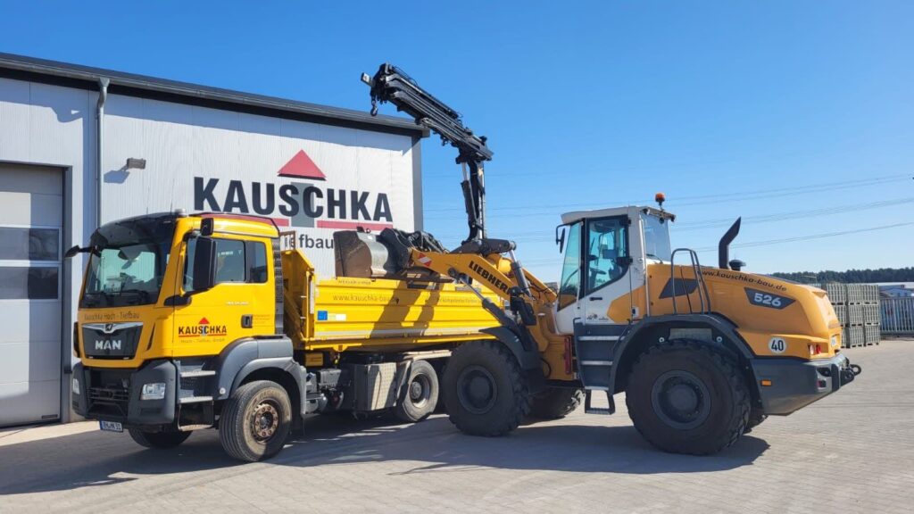 Kipper und Radlader der Kauschka Hoch-Tiefbau GmbH vor der Firmenhalle