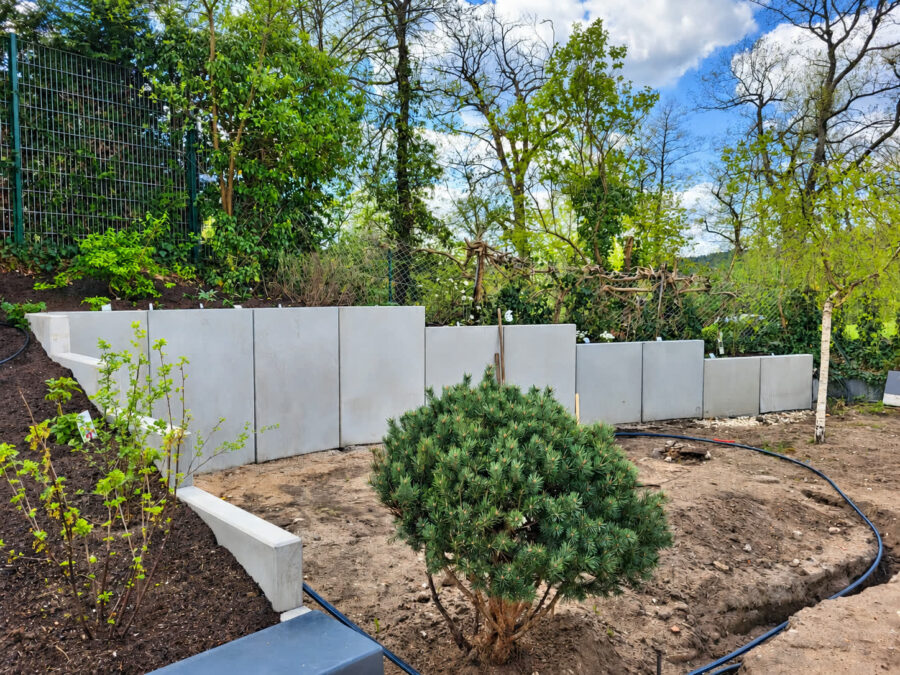 Gartenanlage mit Betonstützmauern