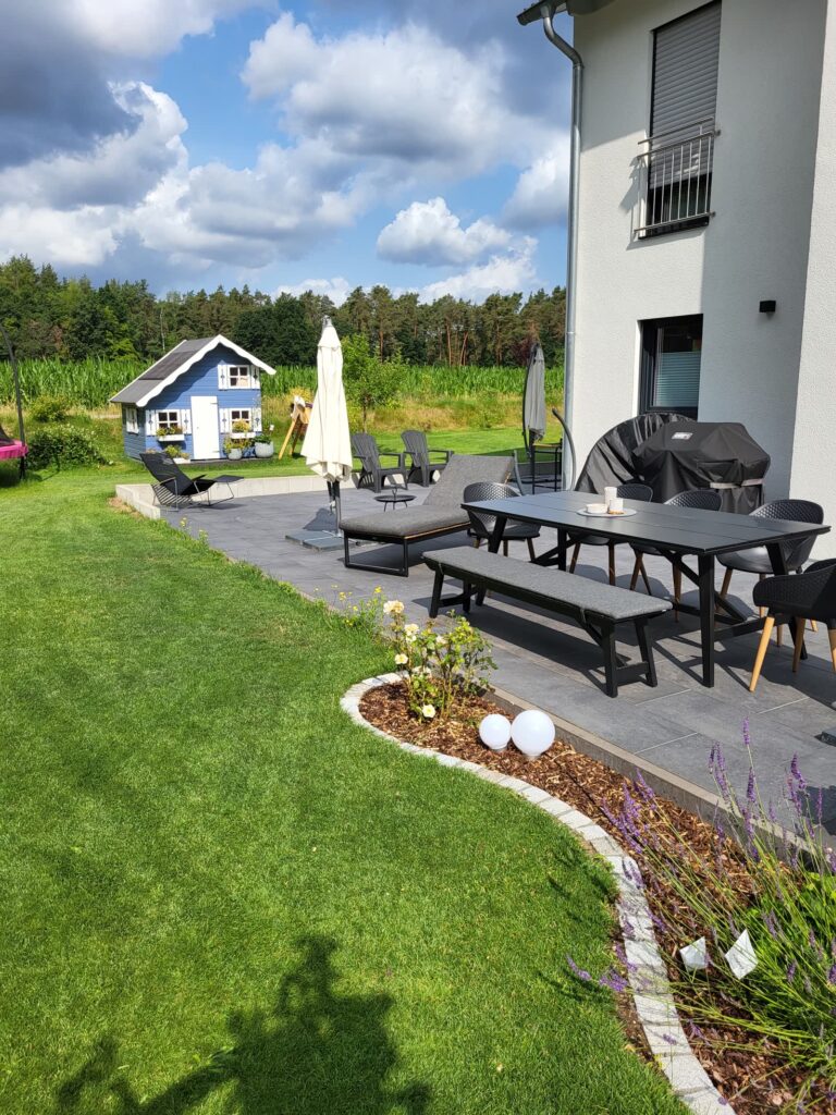 Fertige Gartenanlage mit Terrasse und Rasen