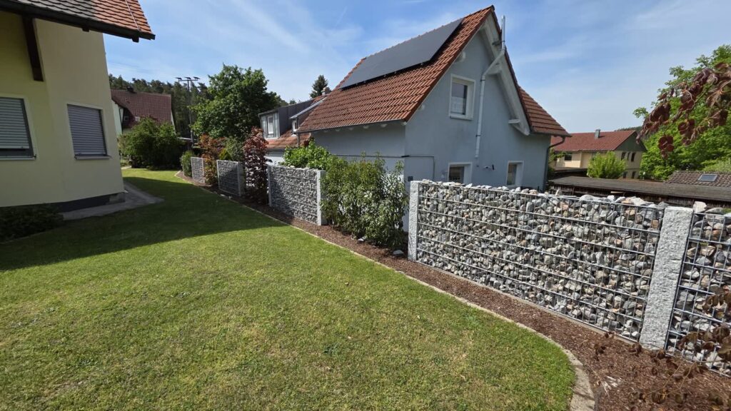 Garten mit Rasen und Gabionenwand