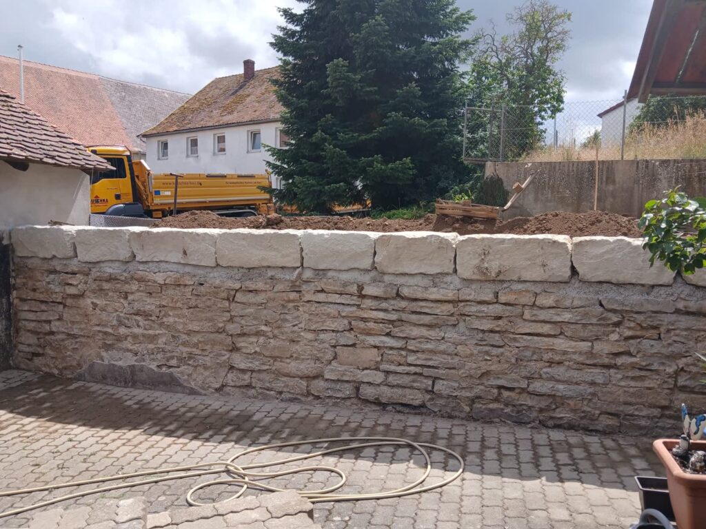 Gemauerte Natursteinmauer