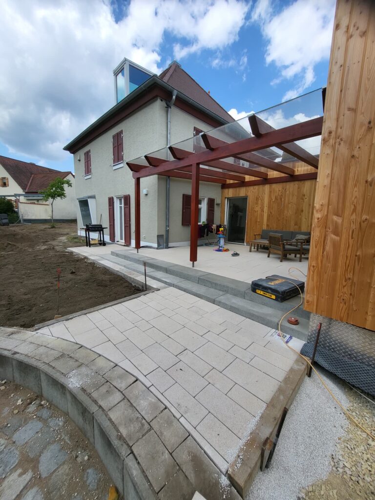 Terrasse mit Holzpergola