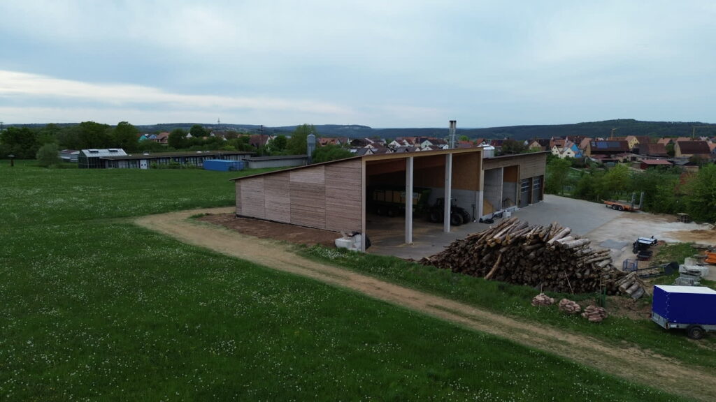 Heizungsgebäude mit Holzverschalung