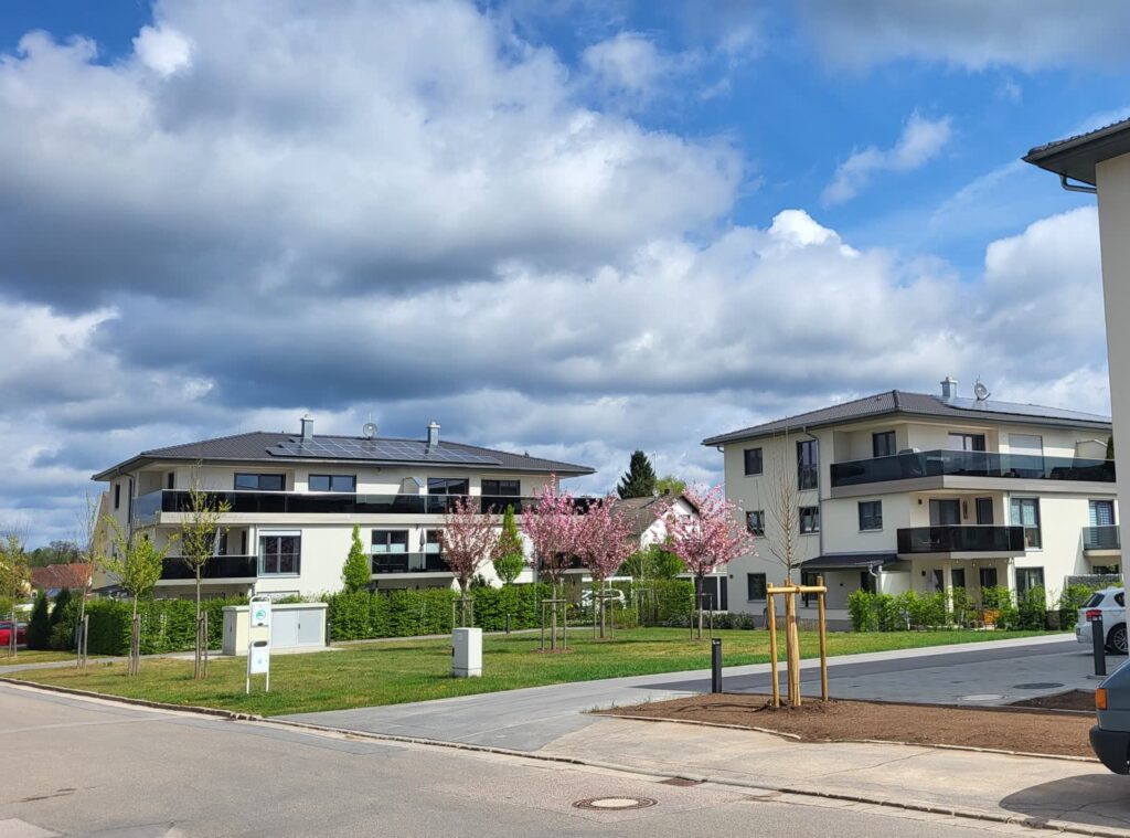 Zwei neu gebaute Mehrfamilienhäuser mit Außenanlagen