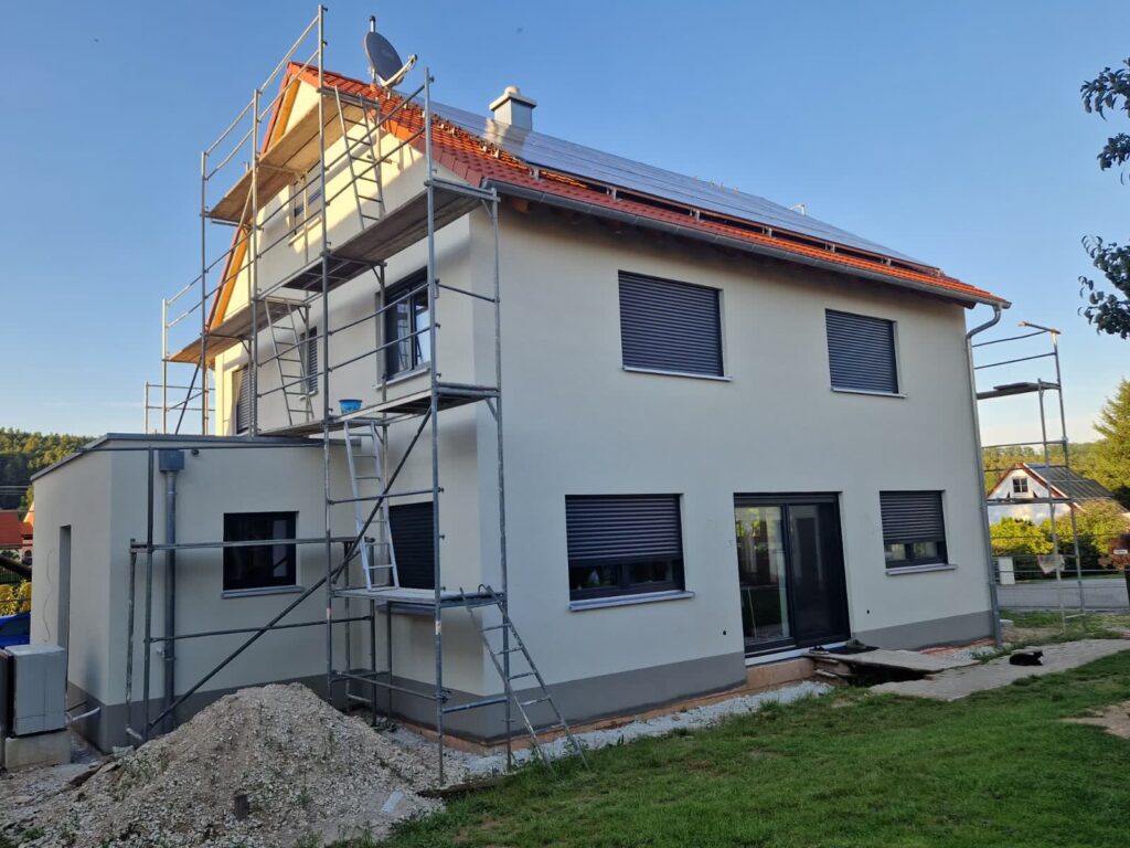 Dasselbe Einfamilienhaus fertig verputzt
