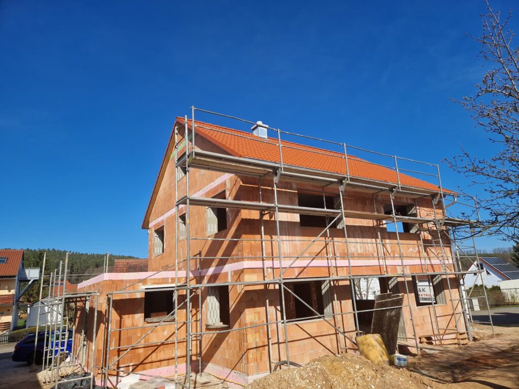Einfamilienhaus im Rohbau mit Gerüst