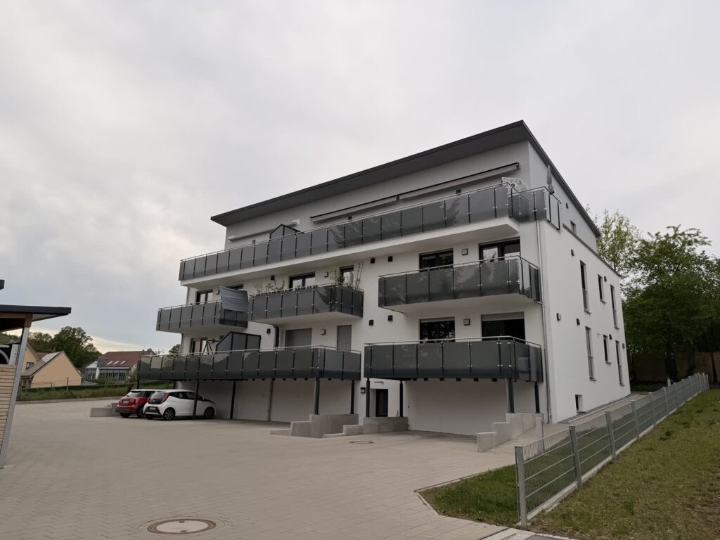 Neu gebautes Mehrfamilienhaus mit Balkonen