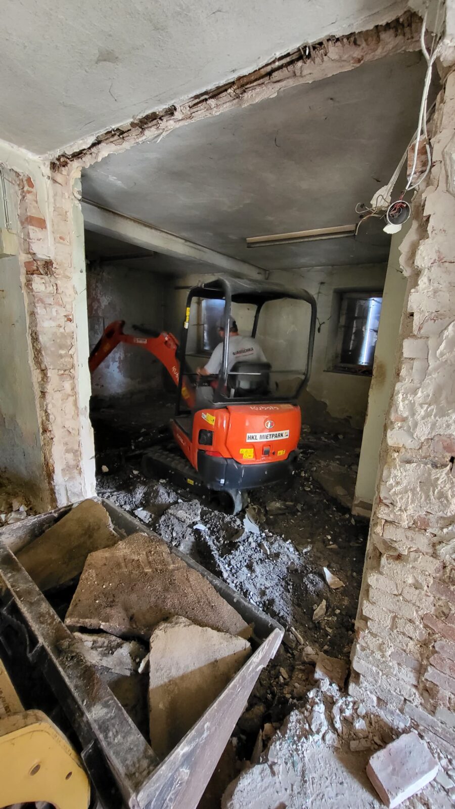 Abbrucharbeiten mit Minibagger im Gebäude