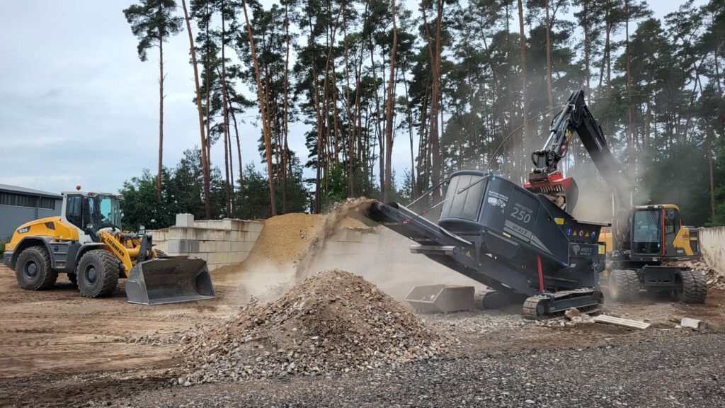 Radlader und Brecher bei der Aufbereitung von Abbruchmaterial