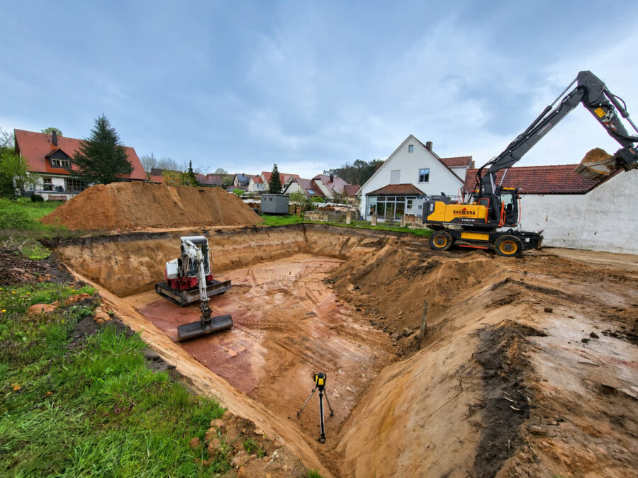 Bagger beim Baugrubenaushub