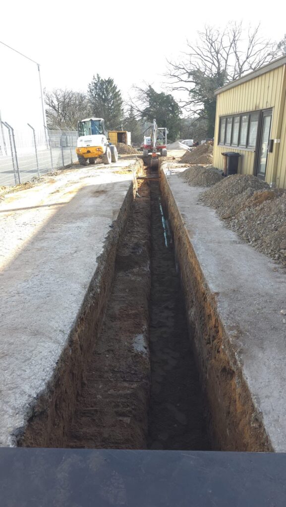 Ausgehobener Kanalgraben auf einer Kauschka-Baustelle