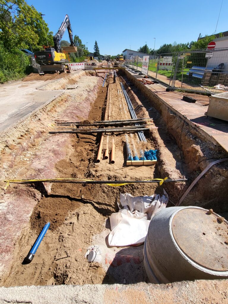 Kanalgraben mit verlegten Leitungen